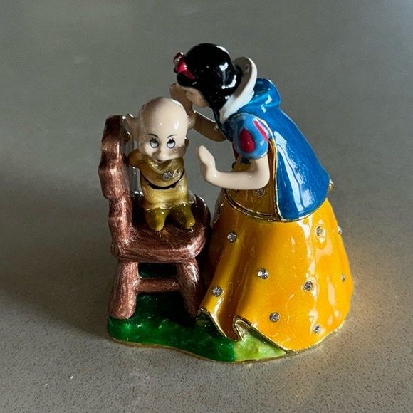 RARE Disney Collectible Snow White Kissing Dopey (standing on stool). Pristine - Picture 2 of 10